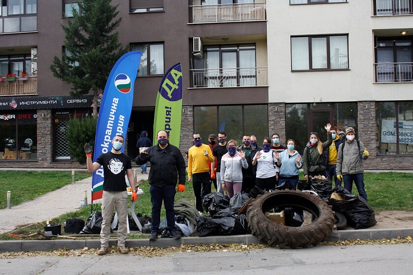 Десетки чували отпадъци изчистиха доброволците от "МлаДа България" в р-н Лозенец