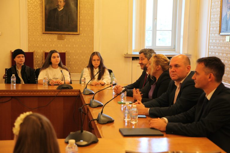 <strong>„Демократична България“ приветства украински деца и родители в Народното събрание</strong>