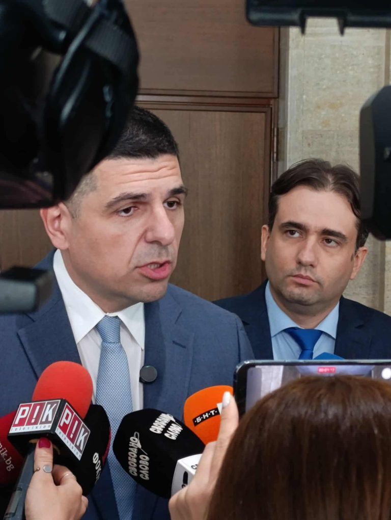 “Да, България”: Очакваме отговори от всички министри в кабинета “голямо Д” колко пъти им се обажда Пеевски и какво иска от тях